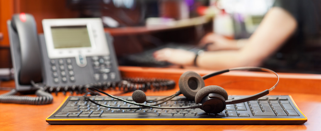 all center detail hedphones with microphone wih disharp background